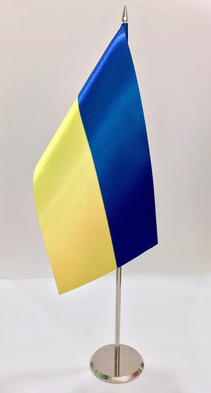 Прапор України на металевій підставці.